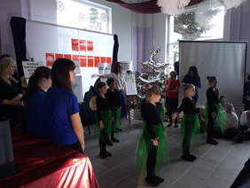 Pokaż zdjęcie: Występ grupy teatralnej