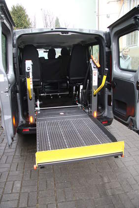 Pokaż zdjęcie: Bus wyposażony w windę hydrauliczną 