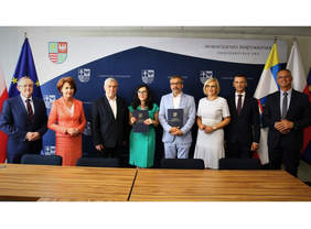 Pokaż zdjęcie: Podpisanie umowy na uruchomienie ZAZ-u