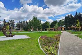 Pokaż zdjęcie: widok na polane z placami zabaw i miejscem na ognisko