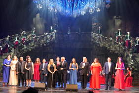 Soliści występujący podczas Gali XV edycji konkursu Sztuka Osób Niepełnosprawnych w Operze "Nova" w Bydgoszczy