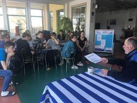 Uczestnicy szkolenia podczas zajęć teoretycznych (zdjęcie z zasobów Yacht Clubu Arcus)