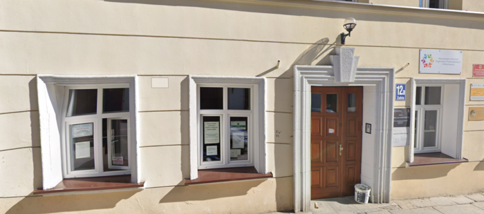 Zdjecie siedzibyWłocławskiego Centrum Organizacji Pozarządowych - widok na okna i na wejście