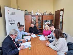 Pokaż zdjęcie: Podpisywanie umowy 