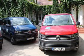 Pokaż zdjęcie: Dwa mikrobusy z logo PFRON