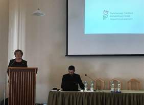 Pokaż zdjęcie: Dyrektor Marta Mordarska podczas wystąpienia