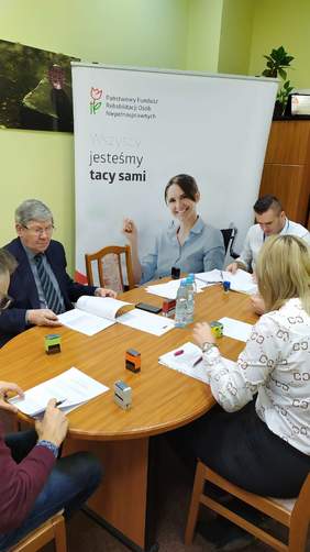 Pokaż zdjęcie: podpisanie umowy z przedstawicielami firmy PPH KORDUS 