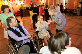 Pokaż zdjęcie: Uczestnicy III Balu Osób Niepełnosprawnych organizowanego przez Fundację "Światło" w Toruniu