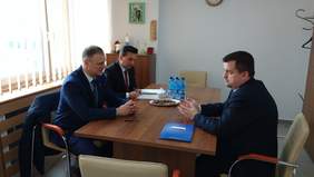 Pokaż zdjęcie: 4__Przedstawiciele_Oddzia_u_Lubuskiego_PFRON_i_Starostwa_Kro_nie_skiego_w_trakcie_podpisywania_aneksu.jpg