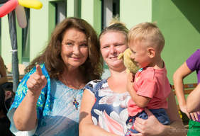 Pokaż zdjęcie: Anna Dymna z uczestnikami festynu