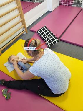 Pokaż zdjęcie: na zdjęciu: sala gimnastyczna, prowadzenie zajęć indywidualnych z uczestnikiem projektu