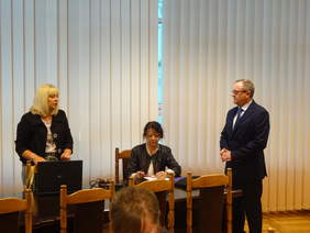 Pokaż zdjęcie: - Dyrektor Andrzej Michalski wraz z Pracownikiem PFRON udziela odpowiedzi zaproszonym gościom