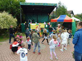 Pokaż zdjęcie: Gry i zabawy uczestników pikniku