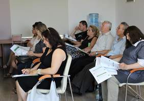 Pokaż zdjęcie: Uczestnicy spotkania z teczkami z materiałami informacyjnymi dt. programu "ABSOLWENT"