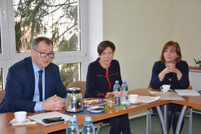 Pokaż zdjęcie: od lewej: Maciej Wasielewski, starosta pleszewski; Anna Skupień, dyrektor Oddziału Wielkopolskiego PFRON; Grażyna Kaczmarek, dyrektor Powiatowego Centrum Pomocy Rodzinie w Pleszewie