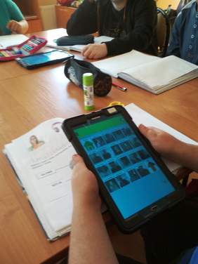 Pokaż zdjęcie: Tablet trzymany w ręku