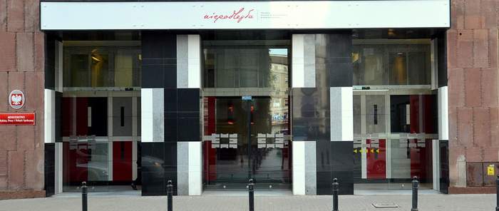 Pokaż zdjęcie: wejście do budynku, a nad nim napis "niepodległa"