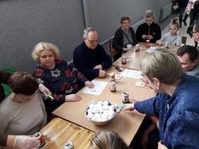 Pokaż zdjęcie: Podopieczni krapkowickiego Warsztatu Terapii Zajęciowej wspólnie tworzą opolskie pisanki - fot. Wiktoria Palarczyk