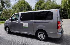 Pokaż zdjęcie: Mikrobus marki Toyota dla RPOT w Dębnie widziany z boku