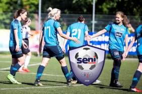 Zdjęcie piłkarek, podczas meczu w lidze SeniCup