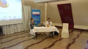 Pokaż zdjęcie: Małgorzata Poręba  - ekspert ds. projektów w PFRON oraz Sławomir Strugarek - samodzielny specjalista ds. projektów w PFRON w trakcie prezentacji