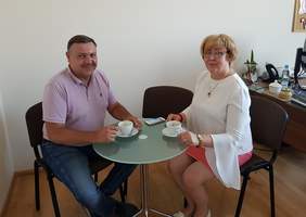 Pokaż zdjęcie: Adam Stromidło, Prezes PZG Oddział Małopolski z Martą Mordarską, Dyrektor Małopolskiego Oddziału PFRON