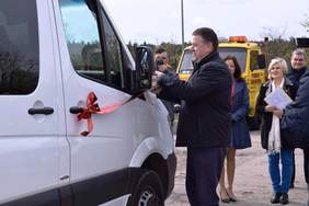 Uroczyste przecięcie wstęgi - jako symbol przekazania busa