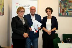 Pokaż zdjęcie: Od lewej: dyrektor Marta Mordarska, wiceprezydent miasta Nowego Sącza Jerzy Gwiżdż oraz  Małgorzata Witteczek - dyrektor Wydziału Księgowości Budżetowej Urzędu Miasta Nowego Sącza