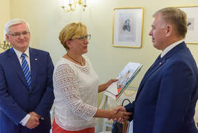 Pokaż zdjęcie: Symboliczne przekazanie dokumentów przez Wiceminister Zdrowia Józefę Szczurek - Żelazko