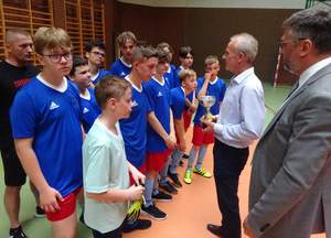 Wójt gminy Gnojno Zbigniew Janik wręcza puchar