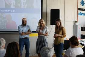 Pokaż zdjęcie: Targi Innowacji Społecznych - powitanie gości przez Katarzynę Ziemann zastępcę dyrektora Laboratorium Innowacji Społecznych w Gdyni (w środku)