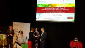 Pokaż zdjęcie: Podziękowanie dla partnera gali - przedstawicieli z Santander Bank Polska