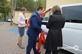 Pokaż zdjęcie: Uroczystość przekazania busa dla podopiecznych Środowiskowego Domu Samopomocy w Gostyniu