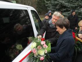 Pokaż zdjęcie: Uroczystość przekazania busa z dofinansowaniem ze środków PFRON dla podopiecznych Warsztatu Terapii Zajęciowej w Mielnicy Dużej