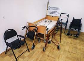 Pokaż zdjęcie: na zdjęciu sprzęt rehabilitacyjny do bezpłatnego wypożyczenia