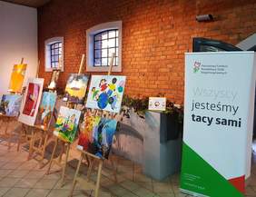 Pokaż zdjęcie: Prace uczestników jubileuszowej edycji konkursu plastycznego PFRON prezentowane na wystawie zorganizowanej w wyniku porozumienia zawartego z Ośrodkiem Kultury Leśnej w Gołuchowie