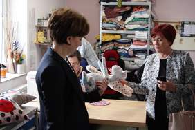 Prezes Marlena Maląg przygląda się efektowi pracy - pluszowej zabawce