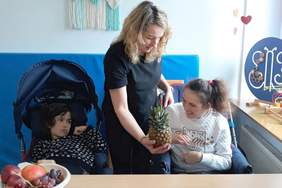 Pokaż zdjęcie: Dwie kobiety uczestniczące w zajęciach Rehabilitacji 25 plus,  środku nauczycielka prowadząca zajęcia, fot. ZSS w Biłgoraju