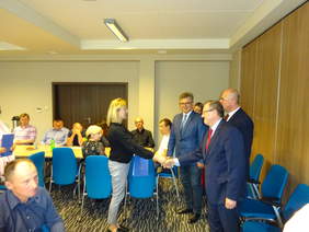 Pokaż zdjęcie: Wręczenie promesy