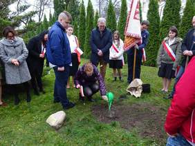 Pokaż zdjęcie: Wspólne posadzenie "Dębu Pamięci"