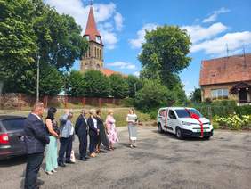 Pokaż zdjęcie: Nowy pojazd na parkingu przed spółdzielnią w towarzystwie zaproszonych gości 