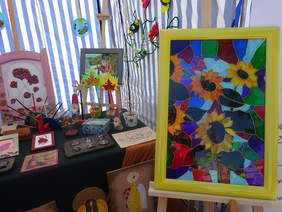 Stoiska z przedmiotami wykonanymi przez osoby z niepełnosprawnościami