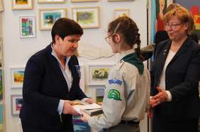 Pokaż zdjęcie: Wręczenie upominków przez podopiecznych SOSW