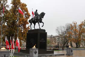 Pokaż zdjęcie: Pomnik Marszałka Józefa Piłsudskiego na Placu Litewskim 