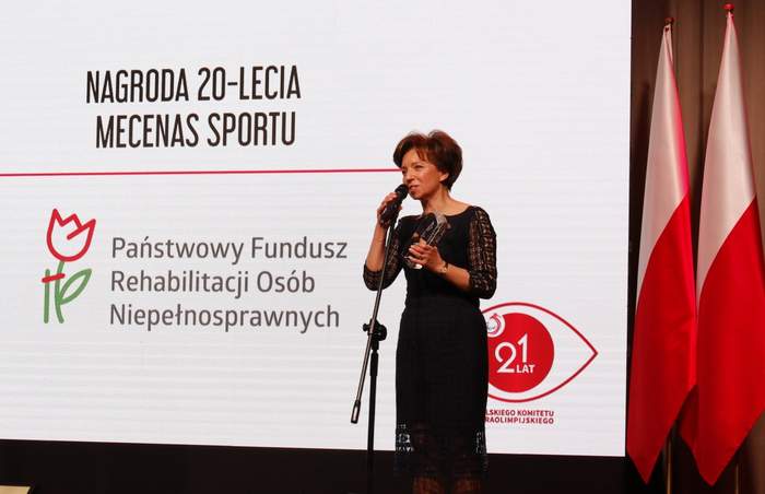 Pokaż zdjęcie: Prezes Zarządy PFRON Marlena Maląg przemawia ze statuetką Mecenas Sportu w ręku