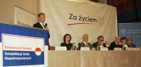 Pokaż zdjęcie: Ks. dr Piotr Potyrała z Caritas Diecezji Rzeszowskiej wita zebranych