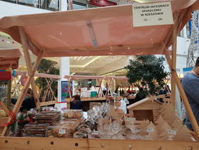 stoisko świąteczne ze stroikami