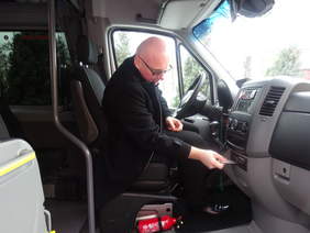 ks. Tomasz Szostek, tym razem jako Kierowca