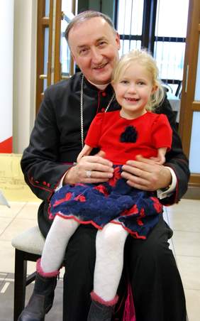 Pokaż zdjęcie: Martynka Gruca oraz Ks. bp dr Andrzej Jeż - Biskup Tarnowski 