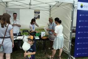 Pokaż zdjęcie: Zainteresowani przed stoiskiem PFRON 